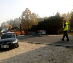 policjant podchodzi do zatrzymanego pojazdu