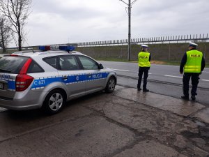 policjanci ruchu drogowego na drodze w trakcie działań Prędkość