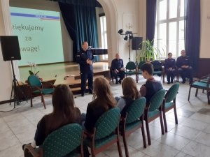 Komendant Powiatowy policji w trakcie debaty społecznej społecznej z uczniami