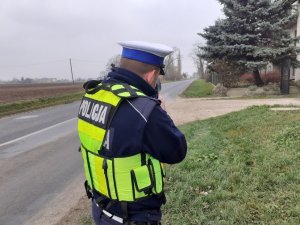 Policjant mierzy prędkość na drodze