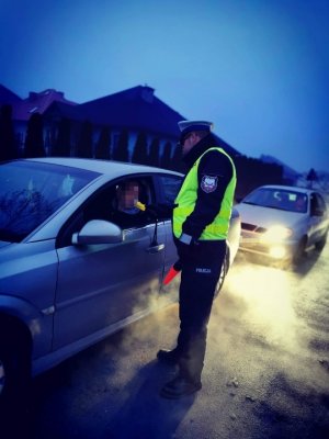 Policjant sprawdza stan trzeźwości kierującego