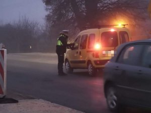 Policjantka sprawdza stan trzeźwości kierującego