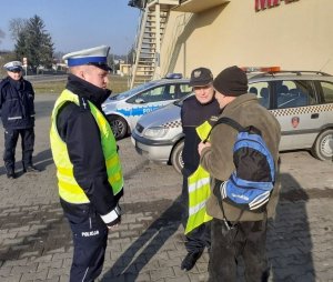 W trakcie działań &quot;Bezpieczny Pieszy&quot; policjanci przekazują wspólnie ze Strażą kamizelkę odblaskową pieszemu