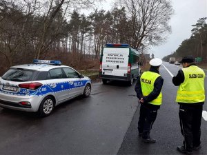 Policjant wspólnie z funkcjonariuszek SAK w trakcie wspólnych działań