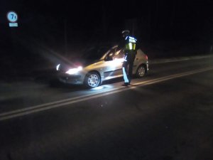 Policjant sprawdza stan trzeźwości w trakcie działań