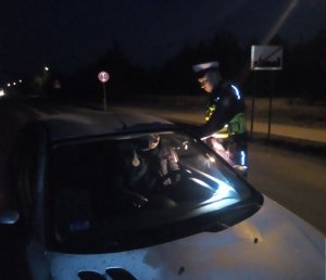 Policjant Sprawdza stan trzeźwości kierującego