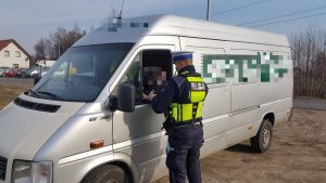 Policjant w trakcie kontroli drogowej