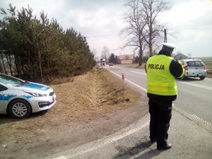 Policjant mierzy prędkość w trakcie działań