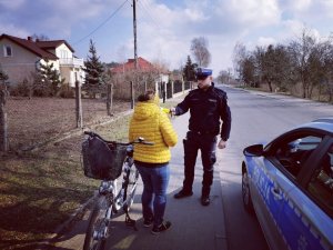 Policjant sprawdza stan trzeźwości rowerzysty