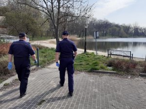 Policjant i strażnik gminny kontrolują rejon parku