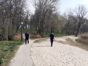 Policjant i strażnik kontrolują rejon plaży