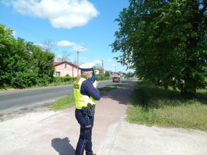 Policjantka sprawdza prędkość