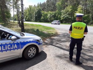 Działania Prędkość, policjant kontroluje na drodze