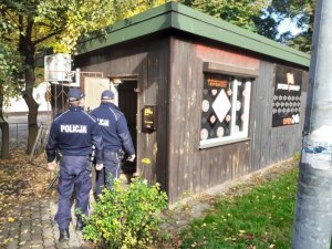 Policjanci wchodzą do obiektu usługowego w celu kontroli pod katem maseczek