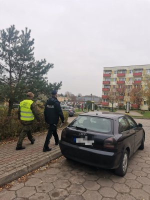 policjant w żołnierzem WOT-u patrolują ulicę