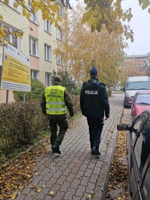 Policjant wspólnie z Żołnierzem patrolują ulicę