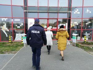 Policjant kontroluje z sanepidem obiekt handlowy