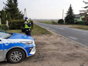 Policjant mierzy prędkość na drodze