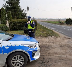 policjant mierzy prędkość