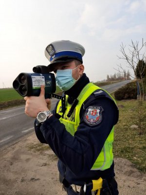 policjant mierzący prędkość