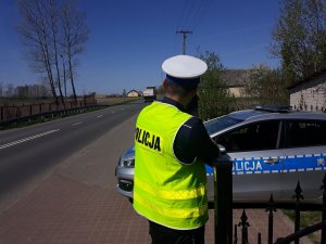 policjant mierzący prędkość