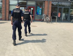 policjanci przed sklepem