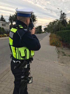 policjant sprawdza prędkość pojazdów