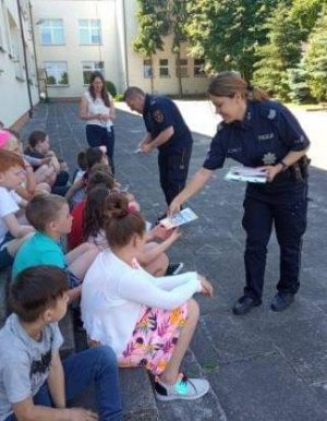 policjantka rozdaje dzieciom upominki na spotkaniu