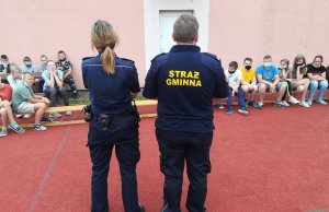 policjantka i strażnik podczas spotkania z dziećmi