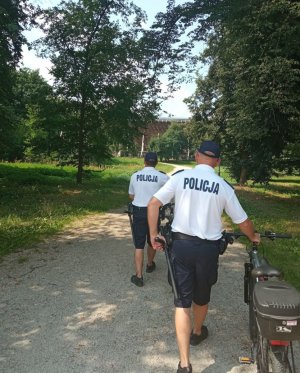 Policjanci na rowerach patrolują Ciechocinek