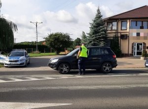 policjant sprawdza trzeźwość kierowcy