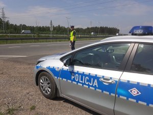 policjant kontroluje ruch na drodze