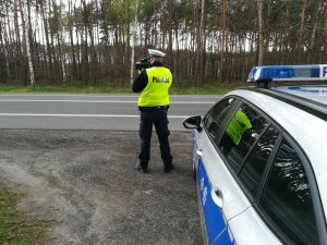 policjant mierzy prędkość pojazdów