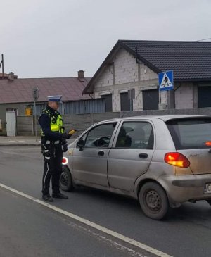 policjant bada stan trzeźwości