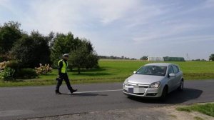 policjant zatrzymuje pojazd do kontroli