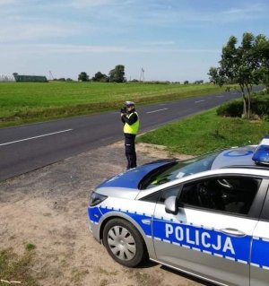 policjant sprawdza prędkość na drodze