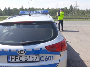 policjant ruchu drogowego na drodze