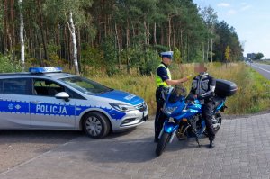 policjant kontroluje motocyklistę na drodze