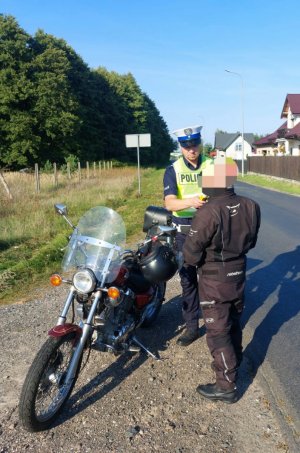 policjant sprawdza stan trzeźwości motocyklisty