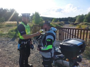 policjant kontroluje motocyklistę