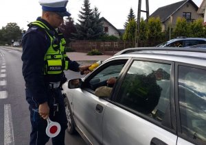 policjant bada stan trzeźwości kierowcy