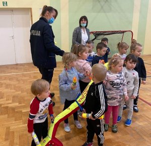 przedszkolaki dostają odblaski od policjantki