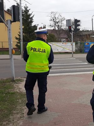 policjant kontroluje przejście dla pieszych