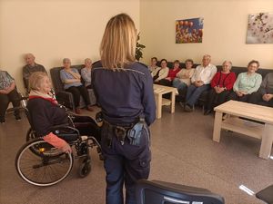 policjantka rozmawia z seniorami