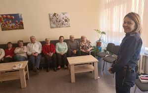 policjantka prowadzi prelekcje z seniorami