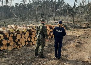 policjantka i straż leśna patrolują las