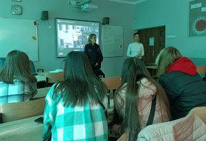 policjantka prezentuje film uczniom