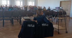 policjantka z młodzieżą na spotkaniu