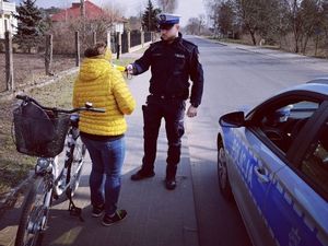 policjant sprawdza trzeźwość rowerzysty