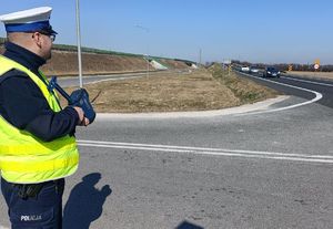 policjant na drodze krajowej kontroluje prędkość
